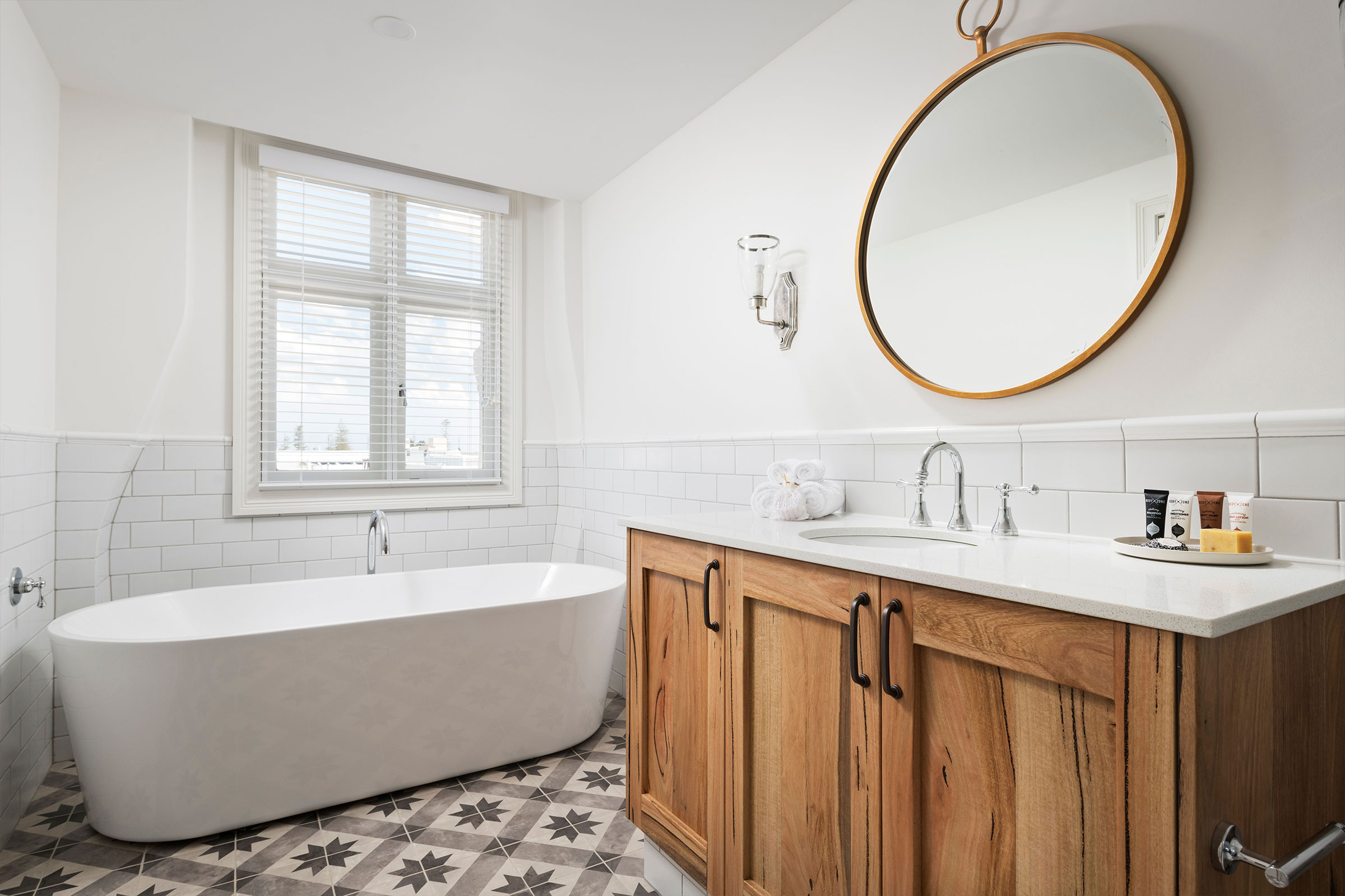 corner-deluxe-king-bath